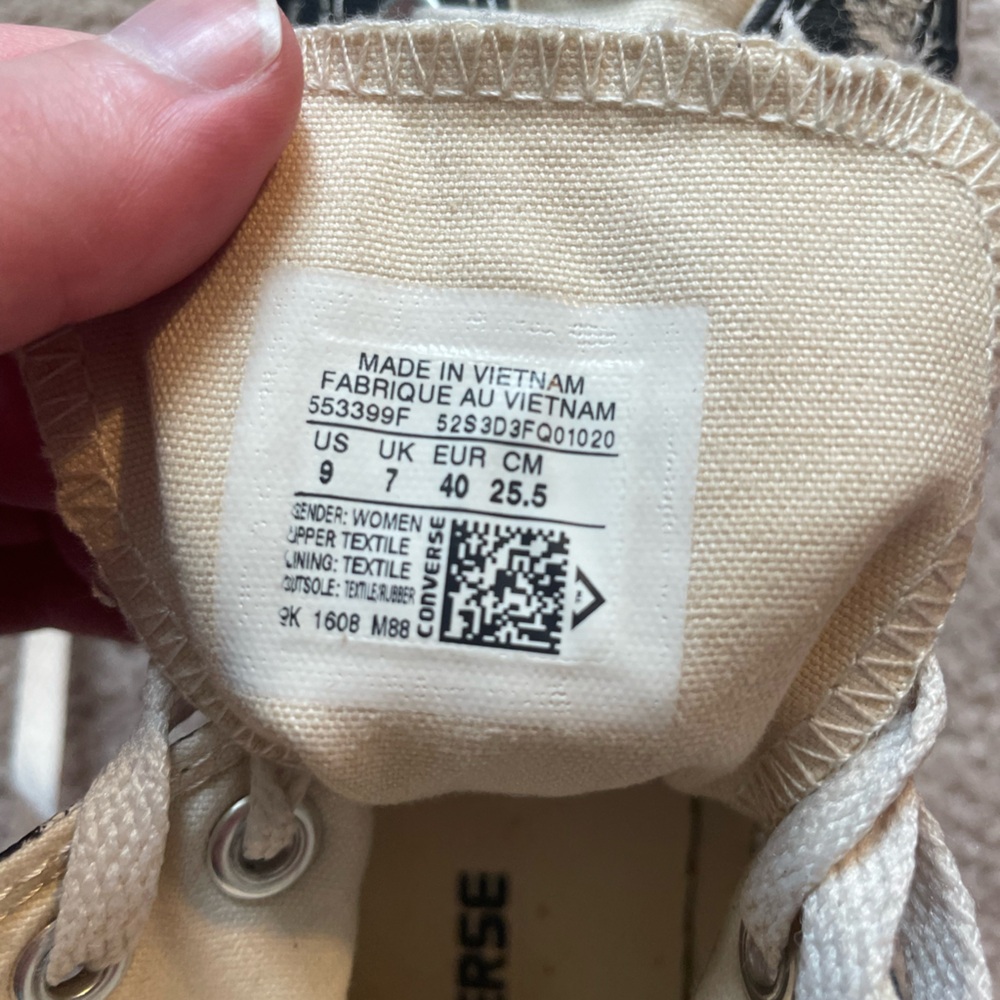 Size 9 All Star Converse - image 2